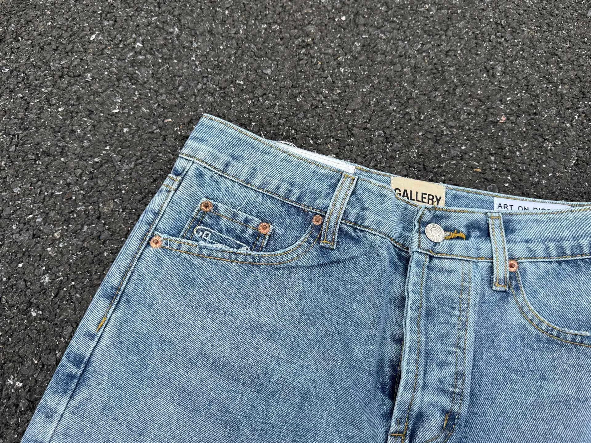 P260💰G88 GALLERY DEPT. Denim splicing flame🔥flare pants washed distressed splicing jeans GALLERY is attracted by these bell-bottom pants. Whether it is a reset of Carhartt or Levis, it has created a strong brand style. Since these pants are modified from rare vintage, the production capacity is limited. Therefore, after many icons wore them, these pants were once hard to find. Later, perhaps due to the improvement of GD's business in the past two years and the expansion of production lines, the brand itself lowered the price, so I can't wait any longer for these pants this year and will definitely buy them. During the process of the denim washing plant, the owner of the washing plant helped introduce a boss who had worked for Levi's foundry and started his own business. This also paved the way for the following styles. Therefore, Levi's remodeled single product for the base plate is really familiar. Whether it is the fabrics supplied or the lathes used in production, there is nothing to choose from. -Color: blue -Size: S-XXL (corresponding to 28-36)